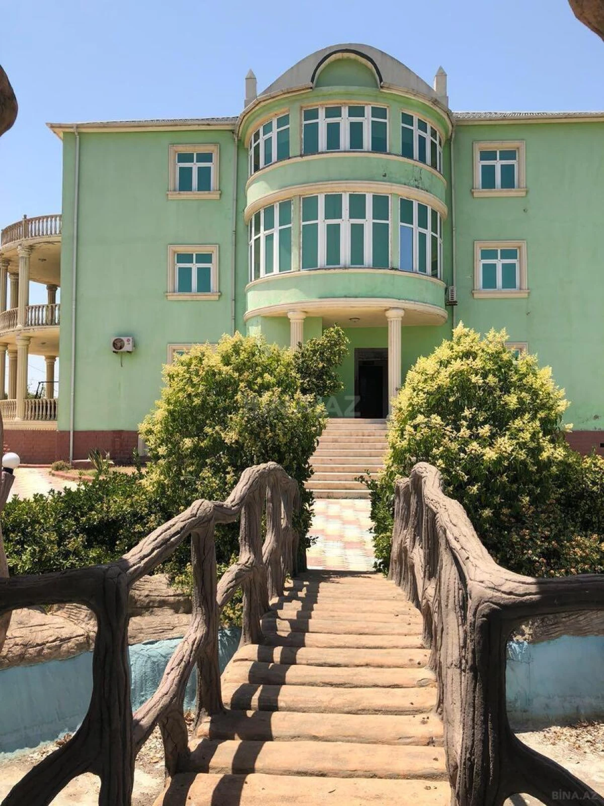 Satılır 10 otaqlı həyət evi 300 m²