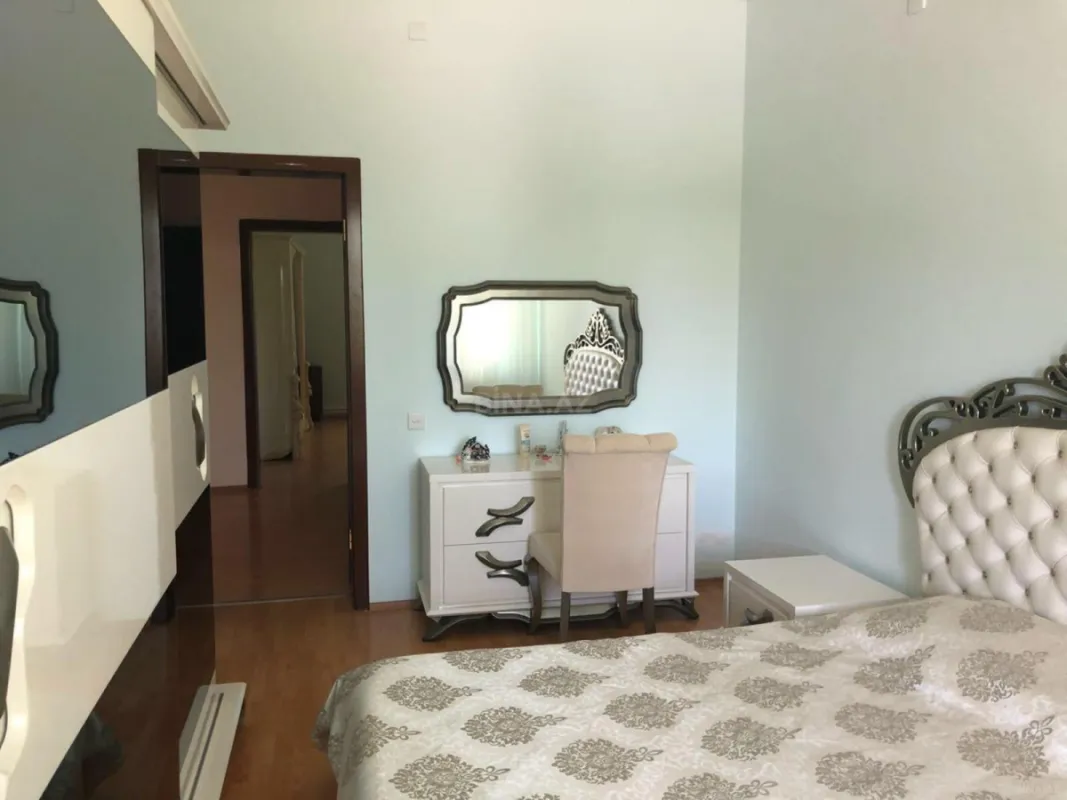 Satılır 10 otaqlı həyət evi 300 m²