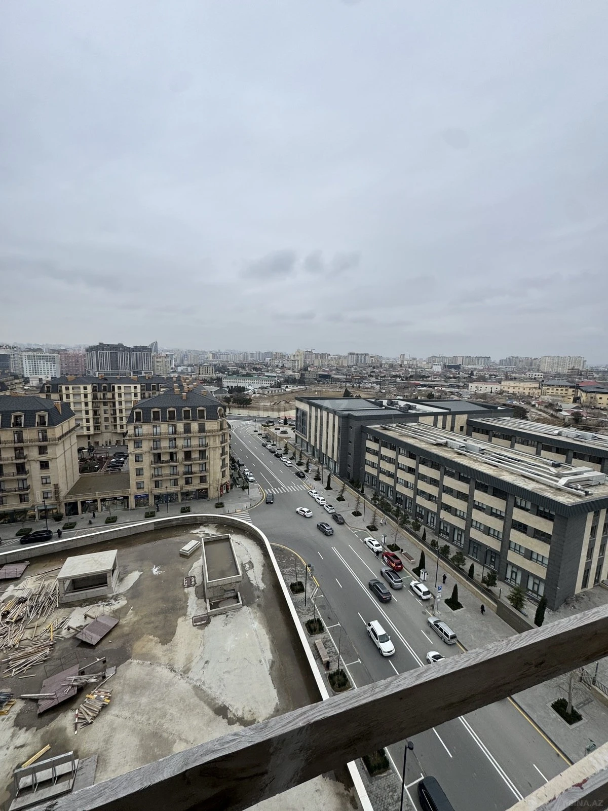 Satılır 3 otaqlı mənzil 180 m²