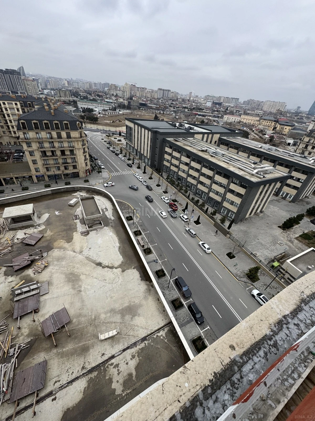 Satılır 3 otaqlı mənzil 180 m²