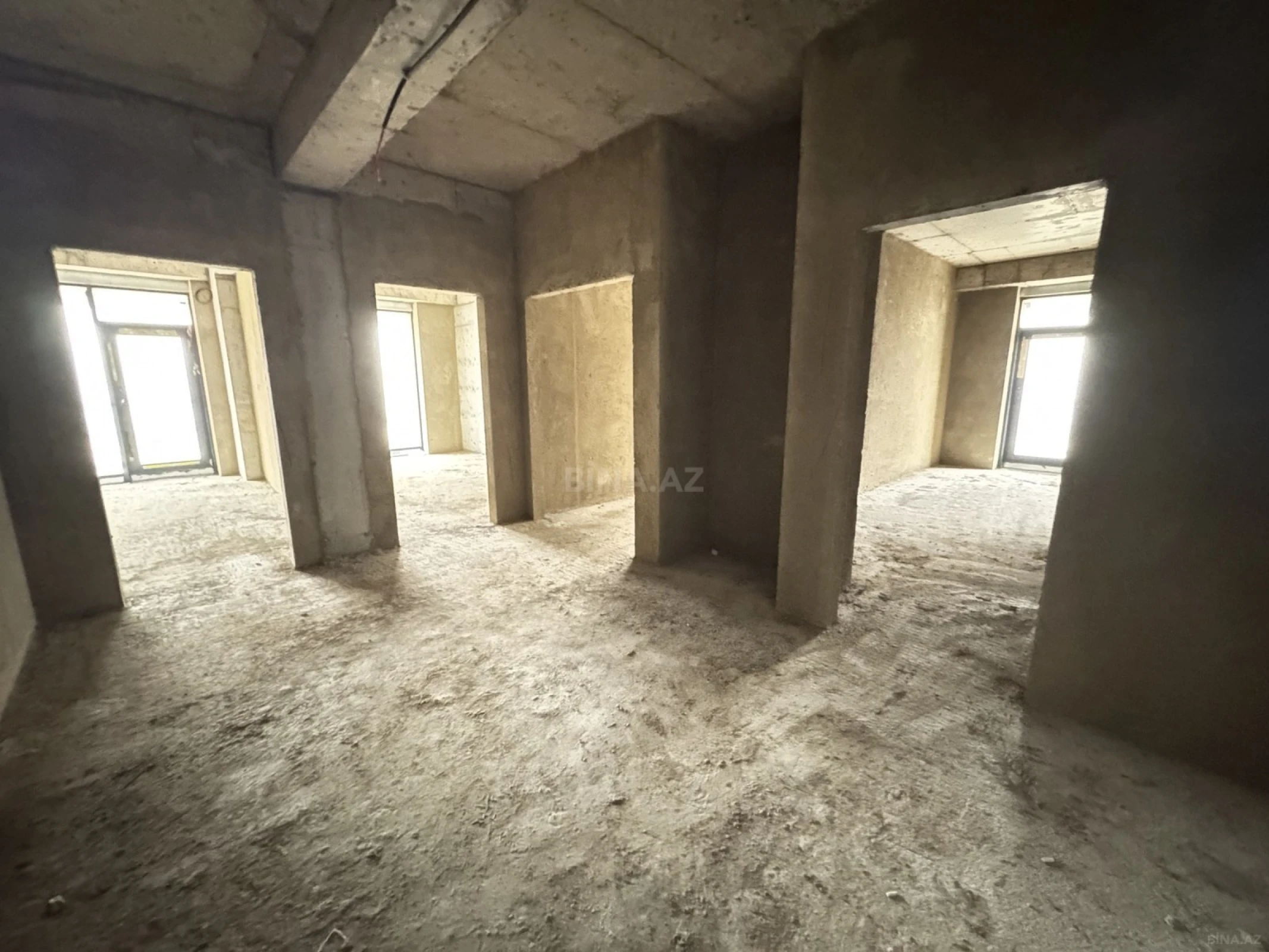 Satılır 3 otaqlı mənzil 180 m²