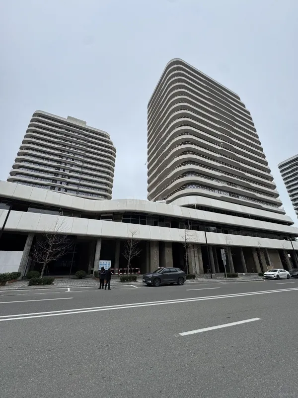 Satılır 3 otaqlı mənzil 180 m²