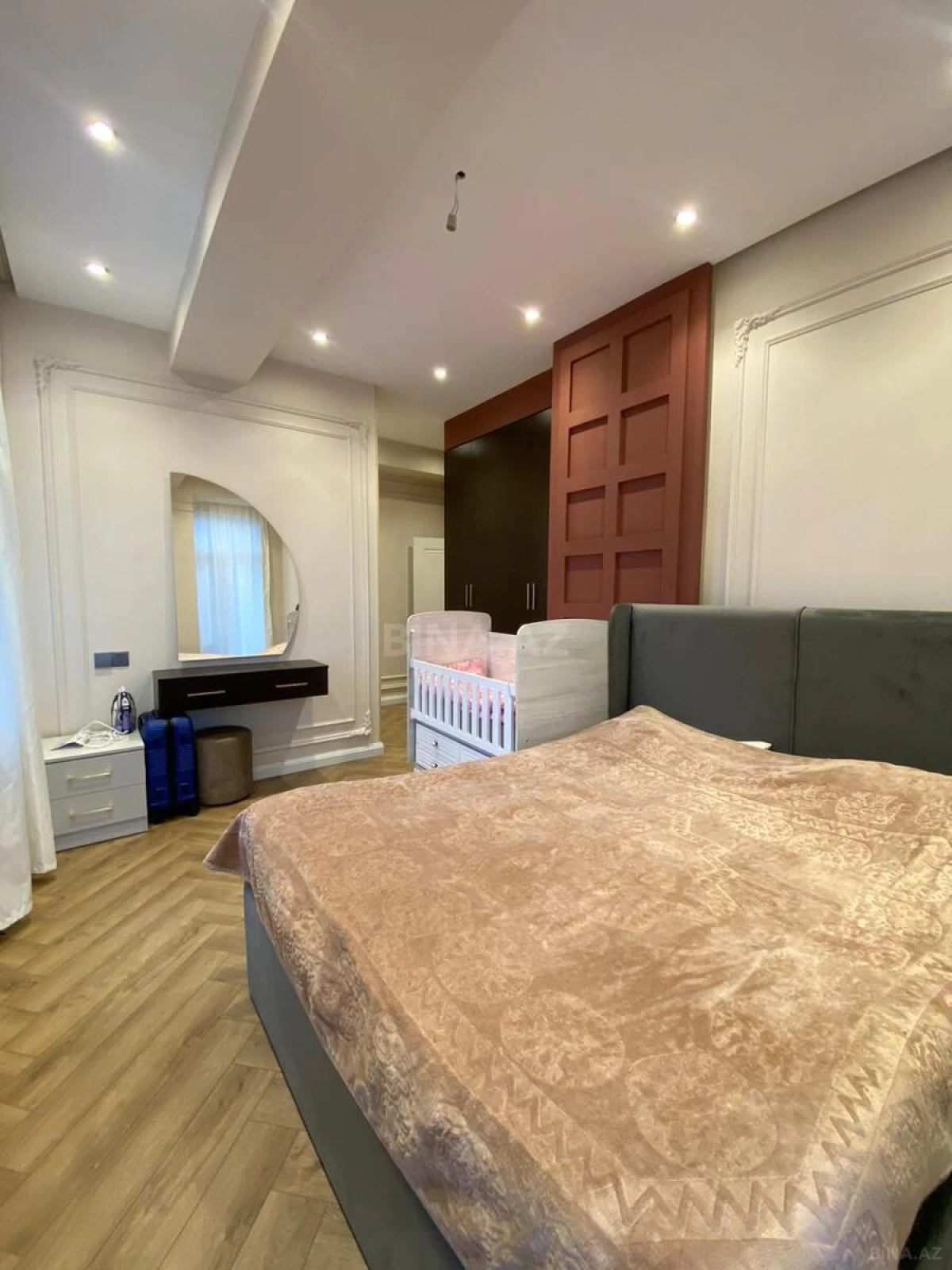 Satılır 4 otaqlı mənzil 138 m²