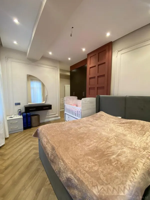 Satılır 4 otaqlı mənzil 138 m²