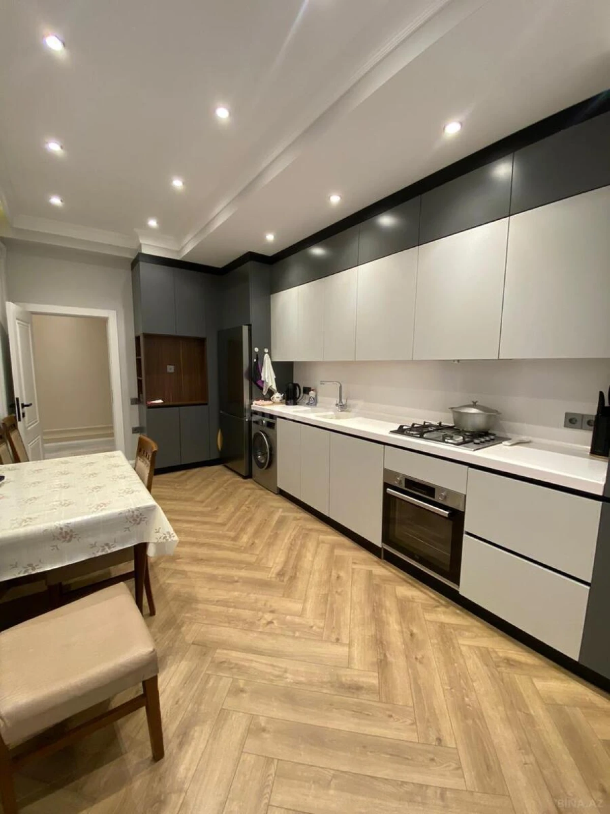 Satılır 4 otaqlı mənzil 138 m²