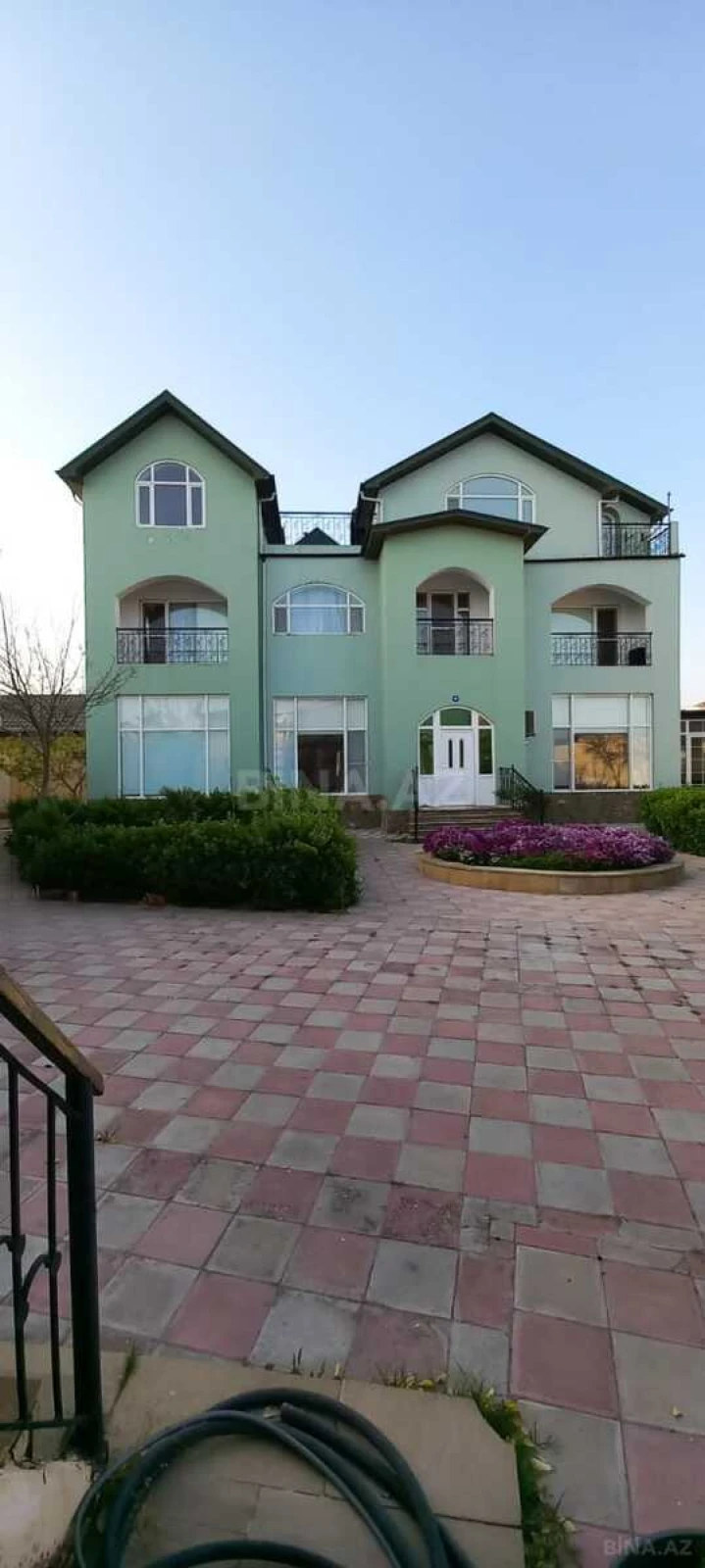 Satılır 8 otaqlı həyət evi 360 m²