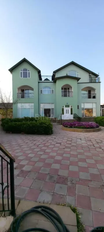 Satılır 8 otaqlı həyət evi 360 m²