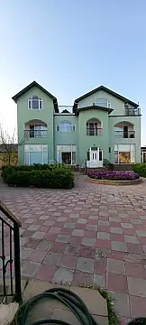 Satılır 8 otaqlı həyət evi 360 m²