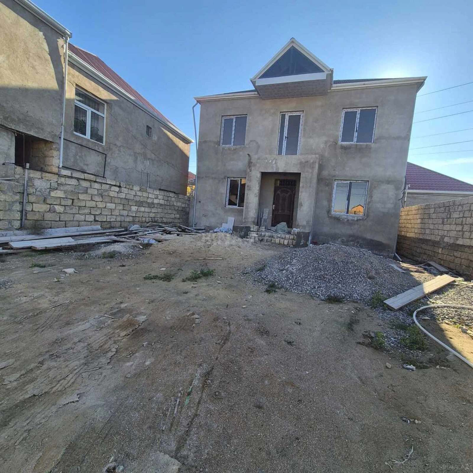 Satılır 5 otaqlı həyət evi 200 m²