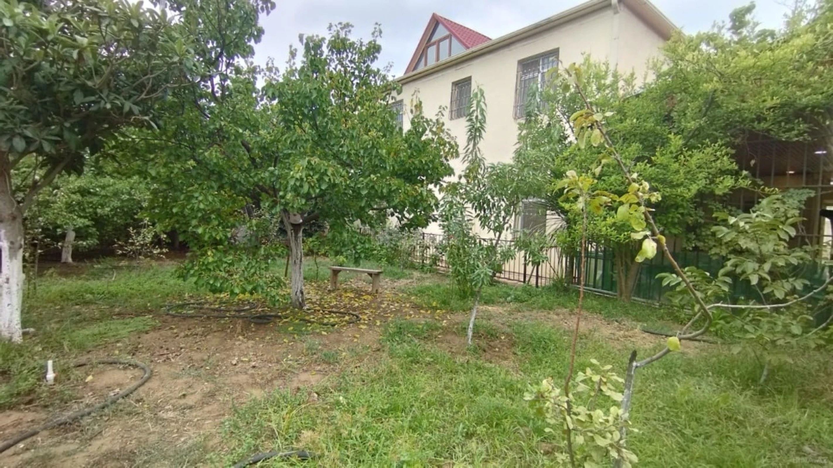 Satılır həyət evi 300 m²