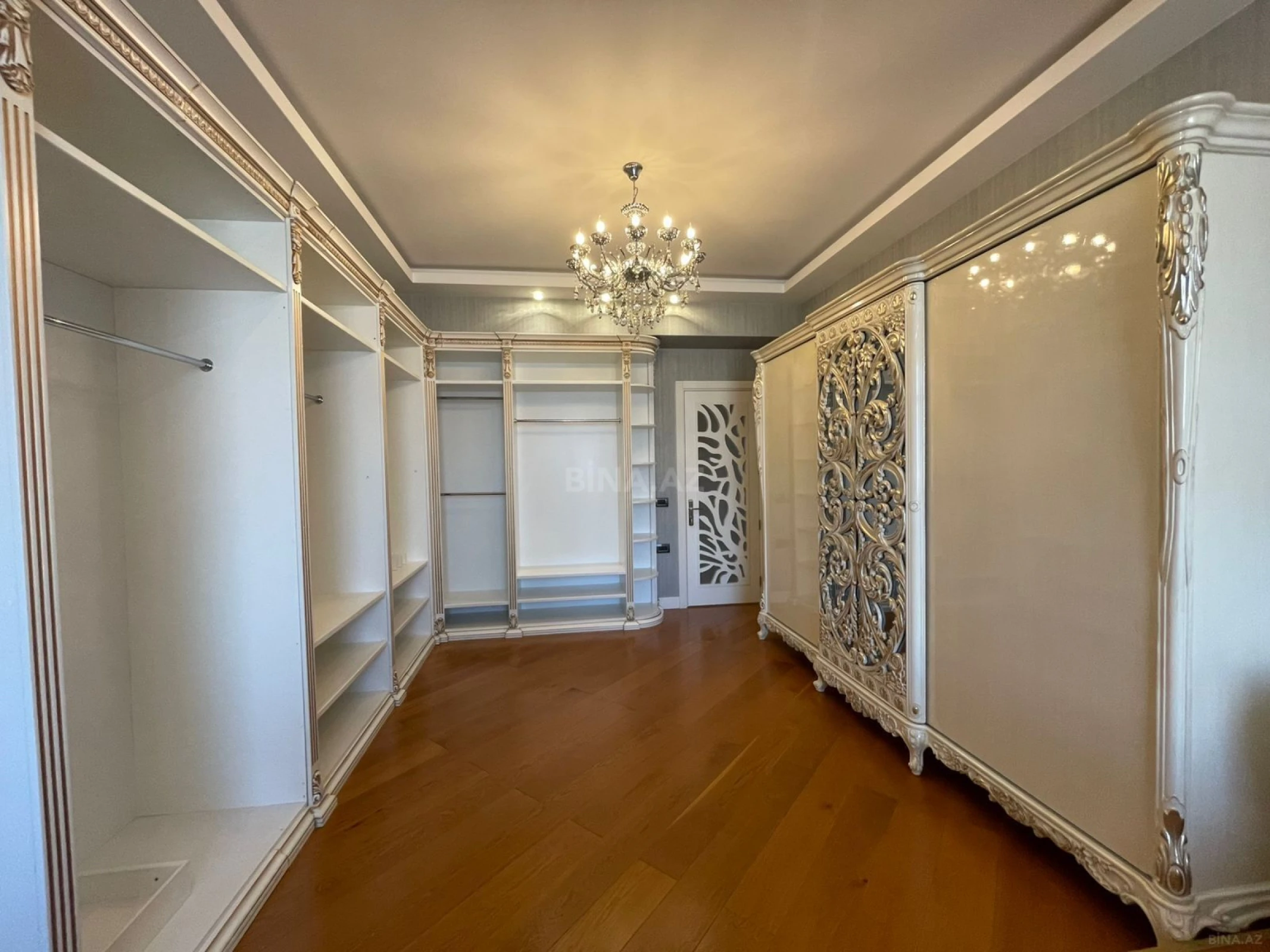 Satılır 4 otaqlı mənzil 240 m²