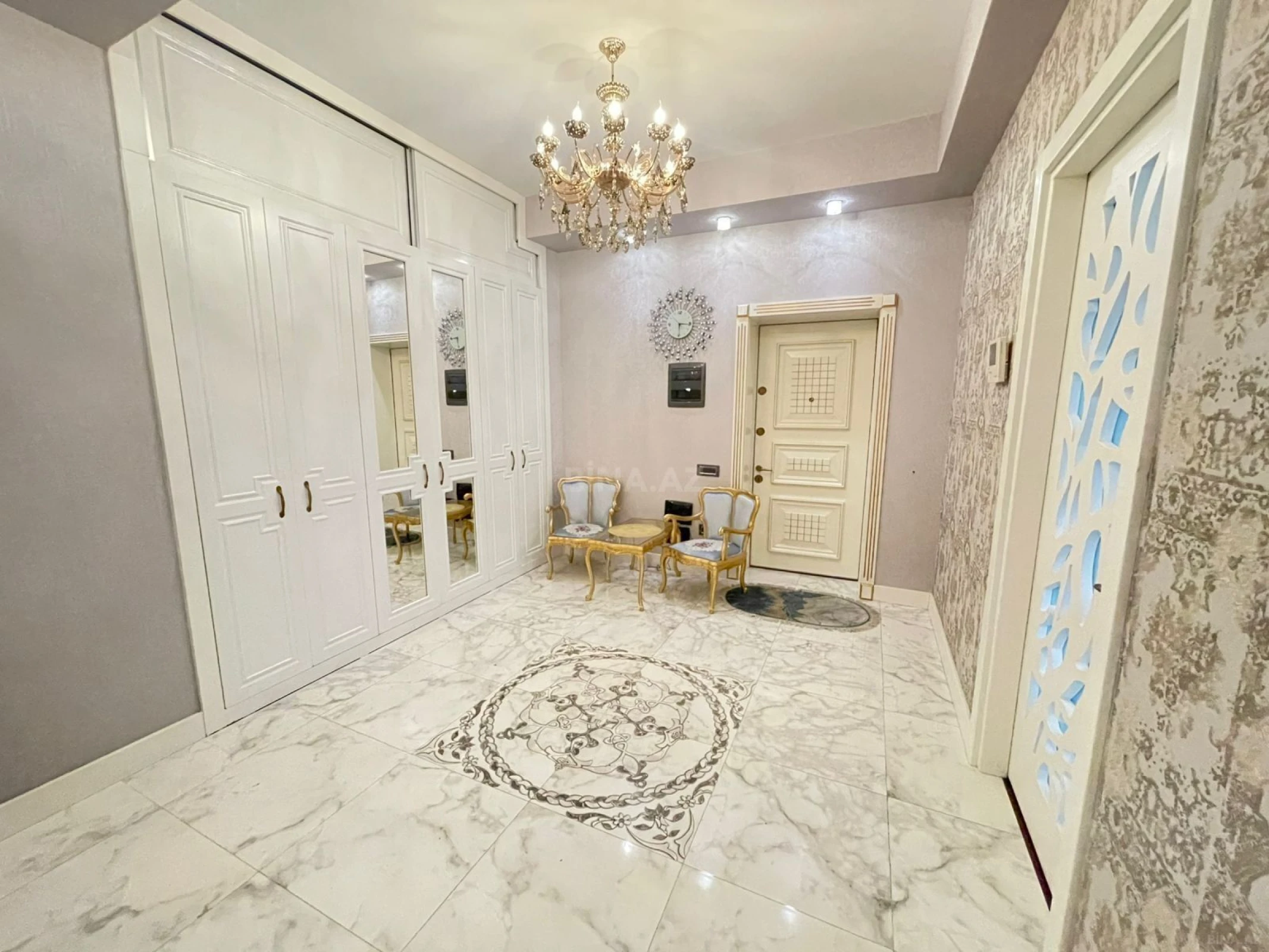 Satılır 4 otaqlı mənzil 240 m²