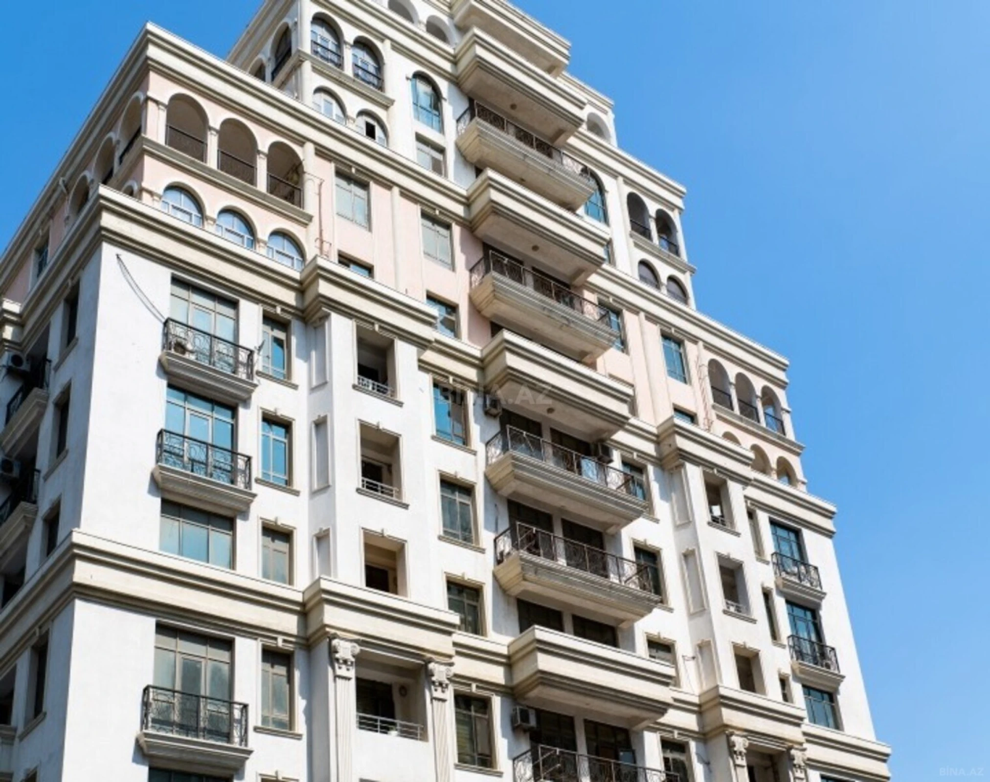 Satılır 3 otaqlı mənzil 170 m²