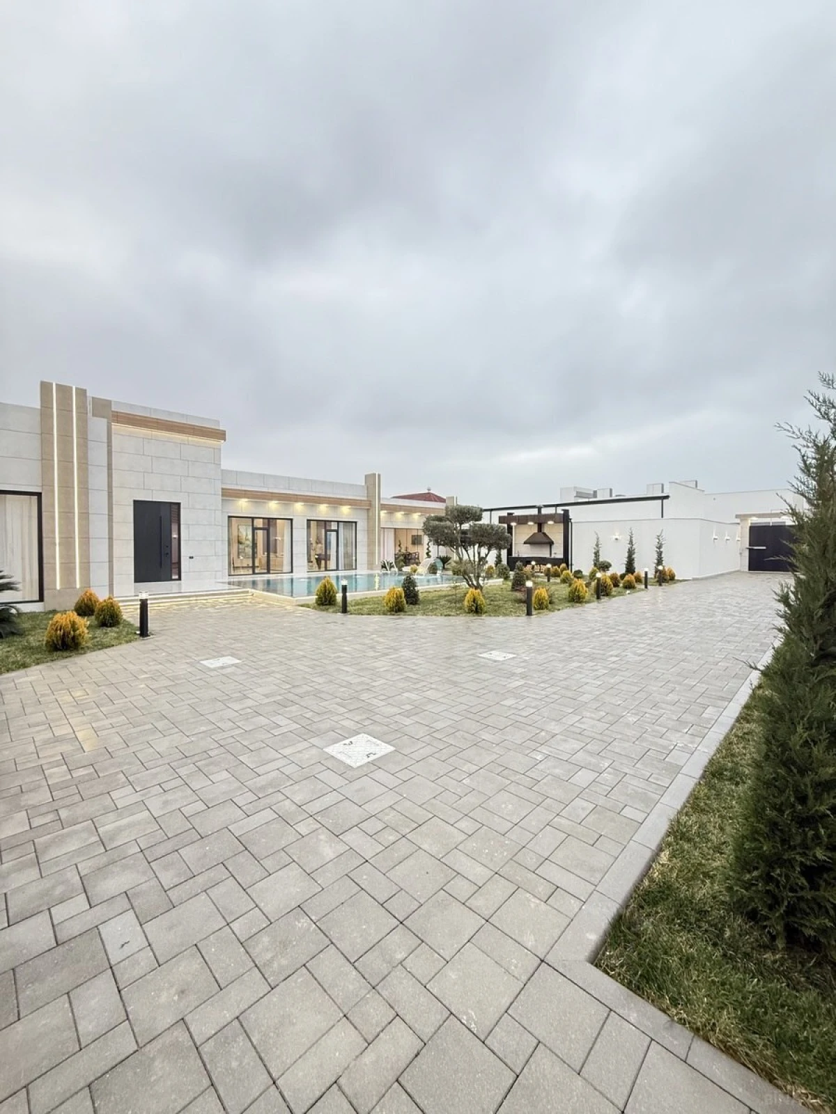 Satılır 5 otaqlı həyət evi 260 m²