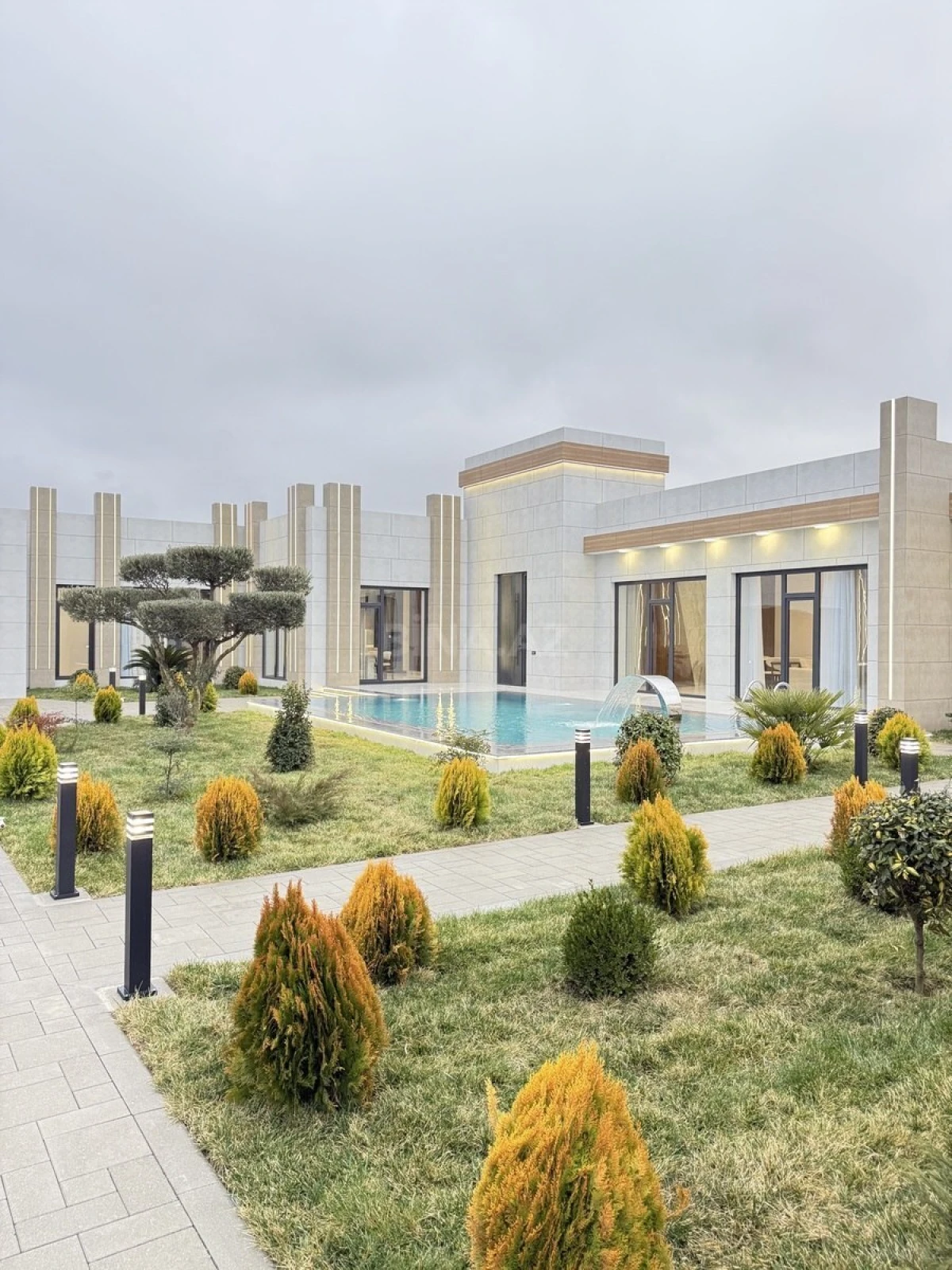 Satılır 5 otaqlı həyət evi 260 m²