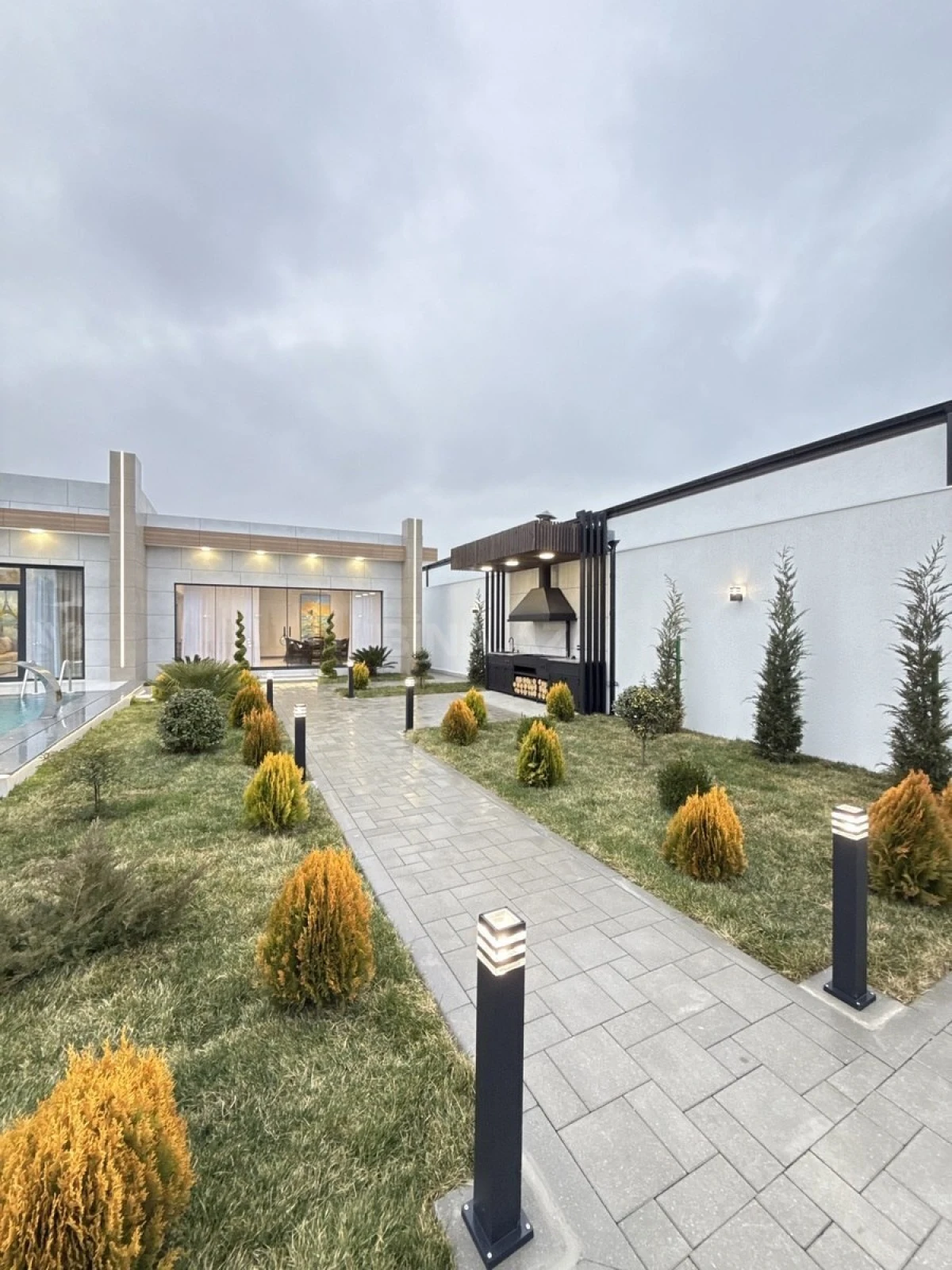 Satılır 5 otaqlı həyət evi 260 m²