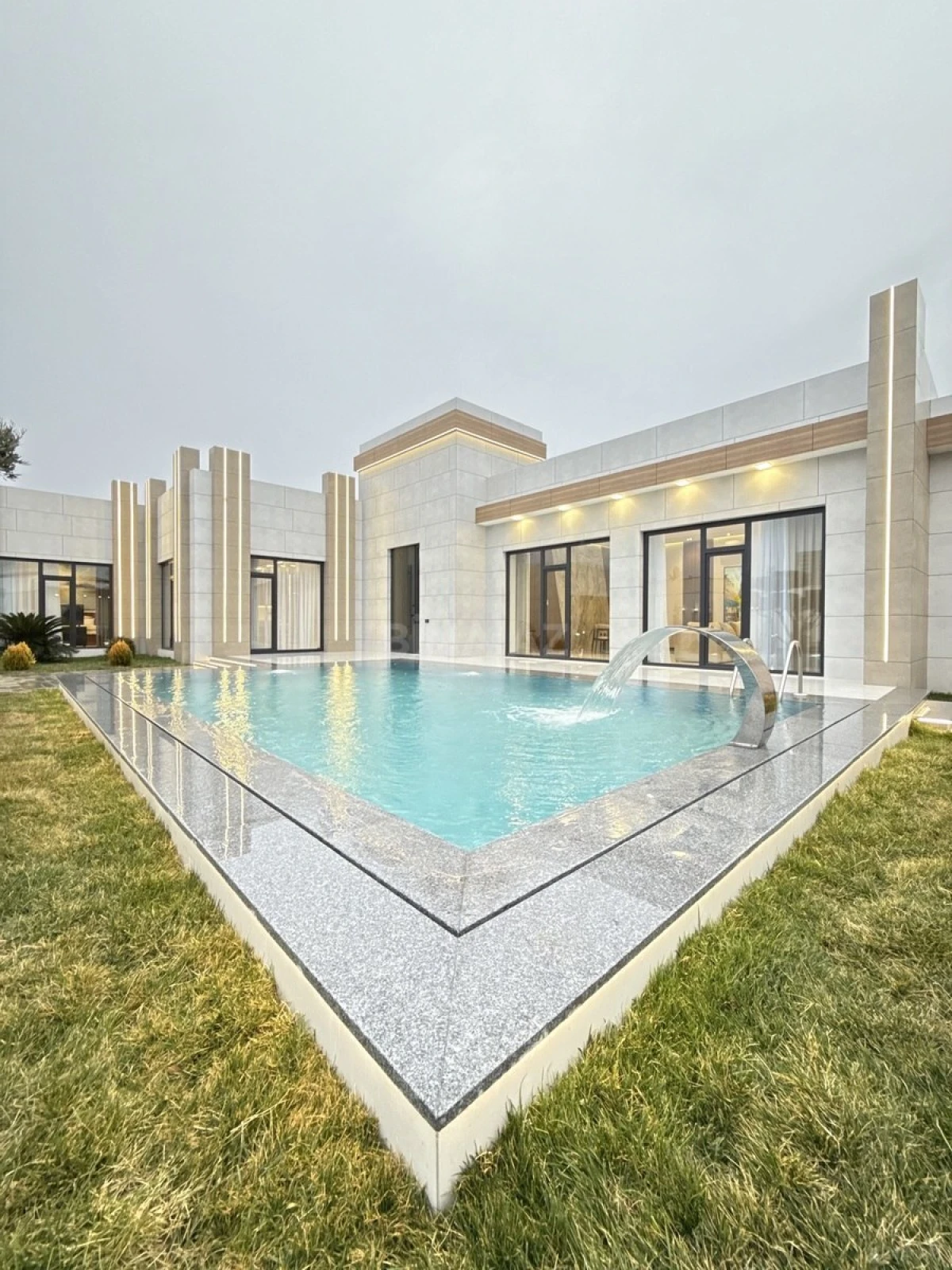 Satılır 5 otaqlı həyət evi 260 m²