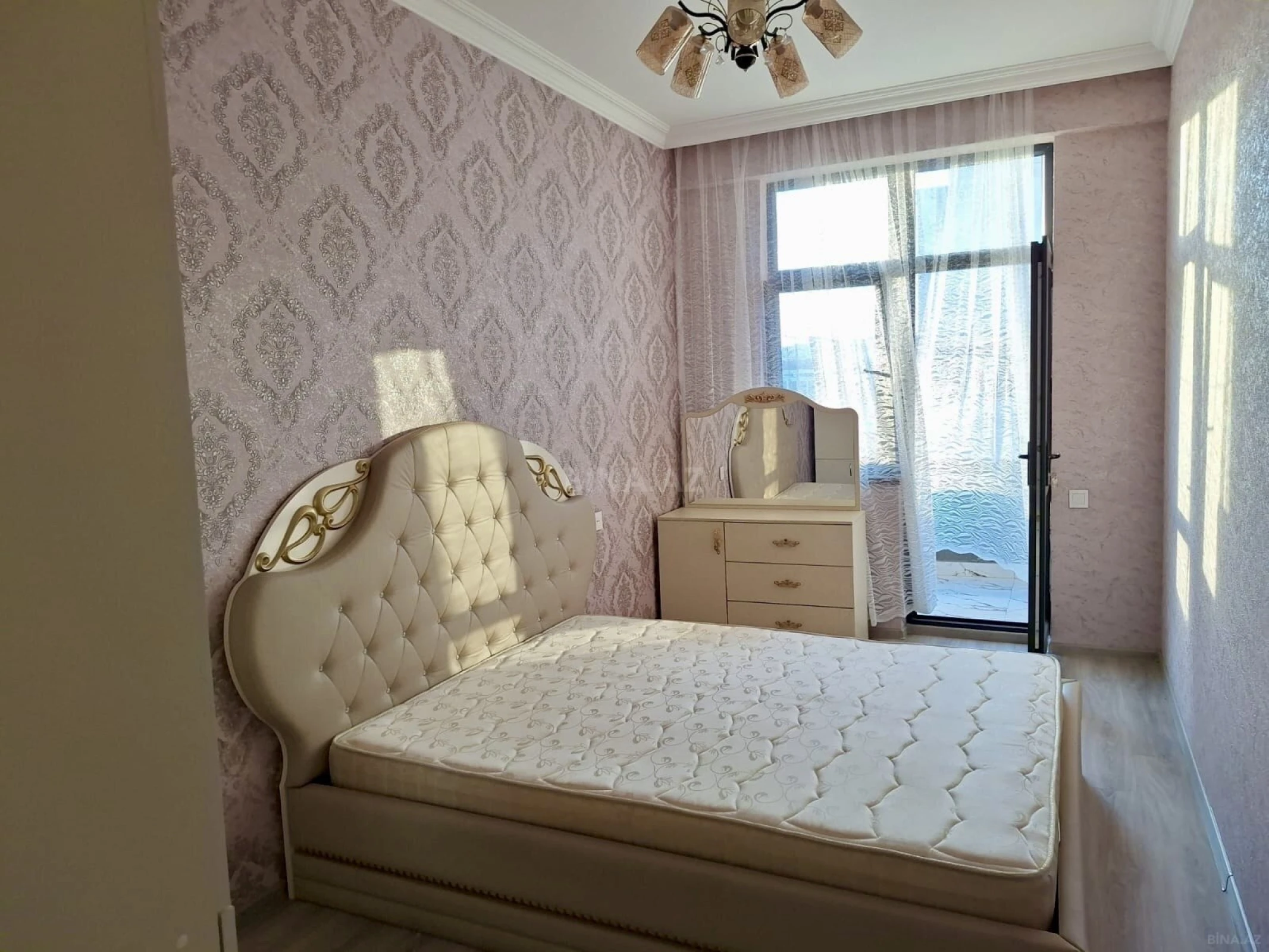 Kirayə verilir 2 otaqlı mənzil 90 m²