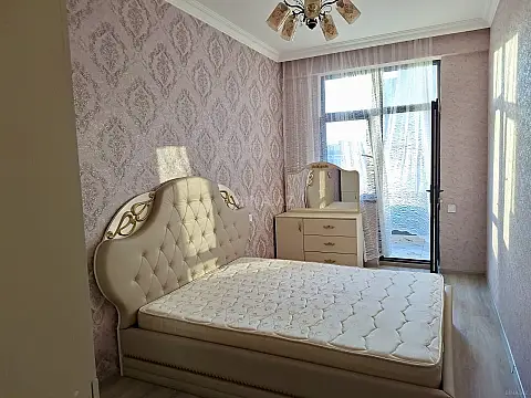 Kirayə verilir 2 otaqlı mənzil 90 m²