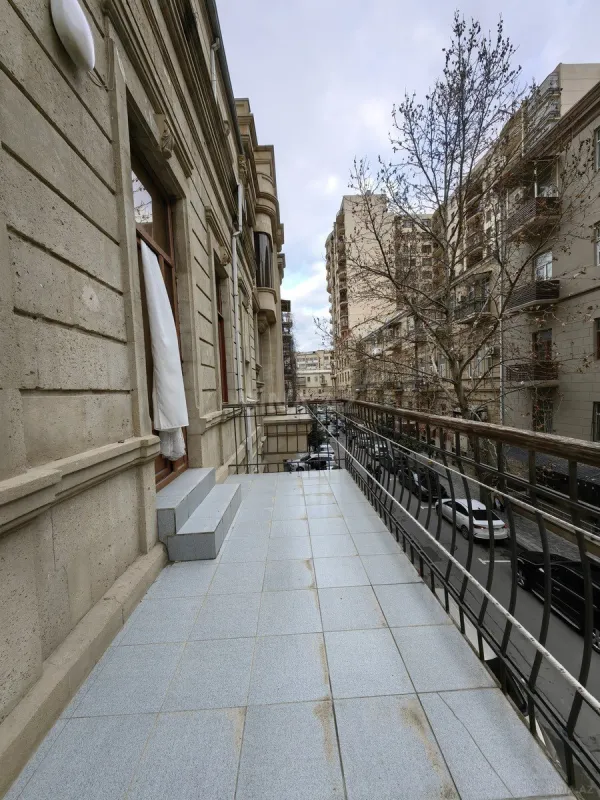 Satılır 5 otaqlı mənzil 278 m²