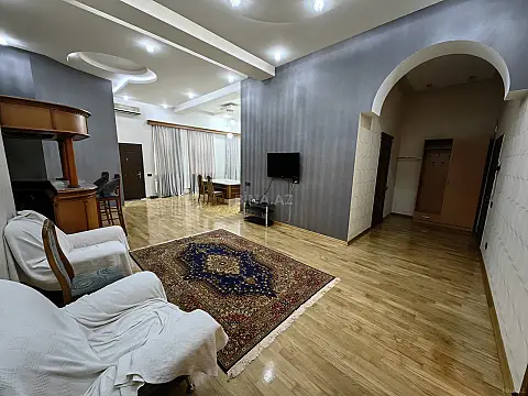 Satılır 5 otaqlı mənzil 278 m²