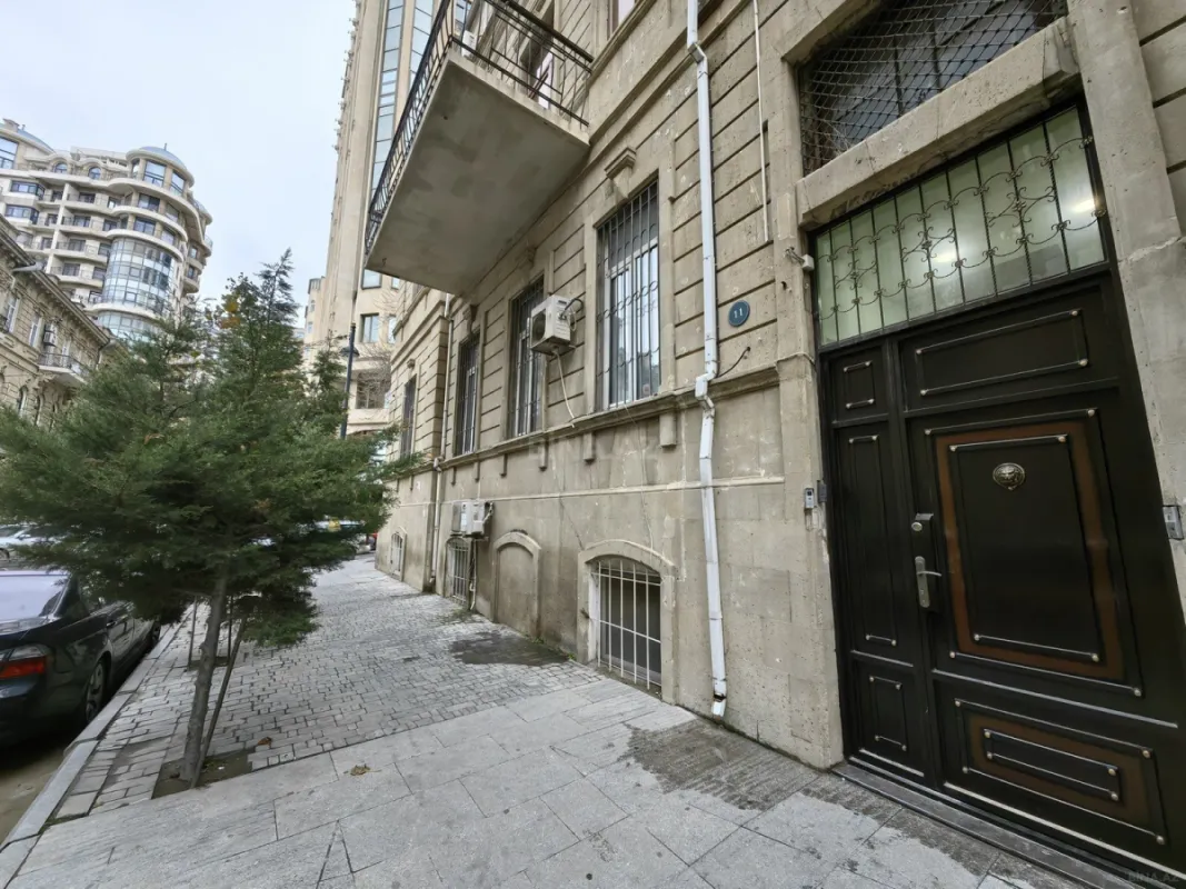 Satılır 5 otaqlı mənzil 278 m²