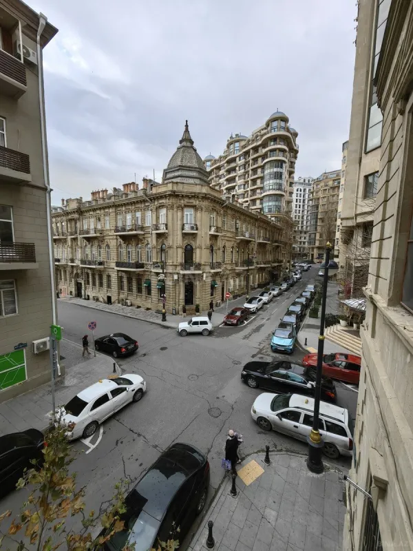 Satılır 5 otaqlı mənzil 278 m²