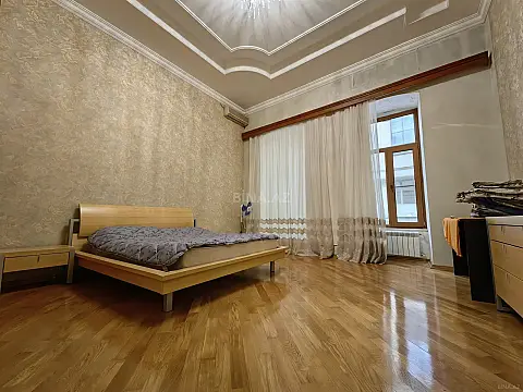 Satılır 5 otaqlı mənzil 278 m²