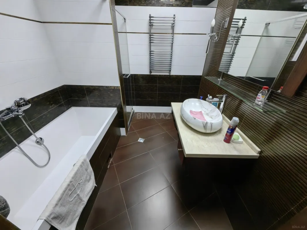 Satılır 5 otaqlı mənzil 278 m²