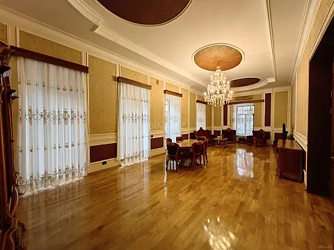 Satılır 5 otaqlı mənzil 278 m²