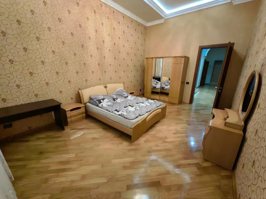 Satılır 5 otaqlı mənzil 278 m²