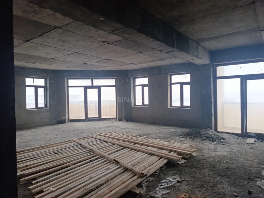 Satılır 4 otaqlı mənzil 272 m²