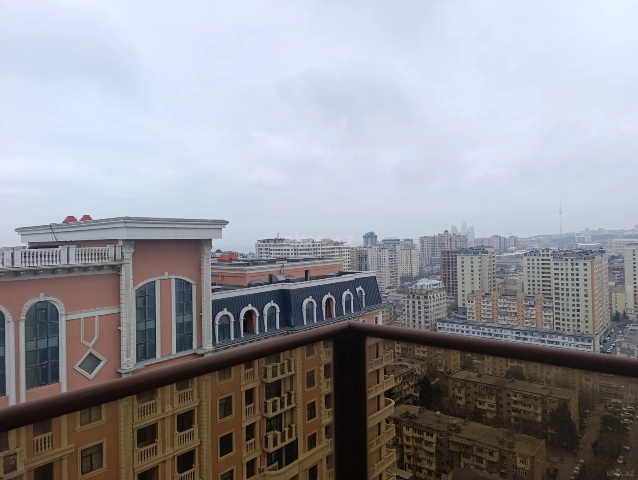 Satılır 4 otaqlı mənzil 272 m²