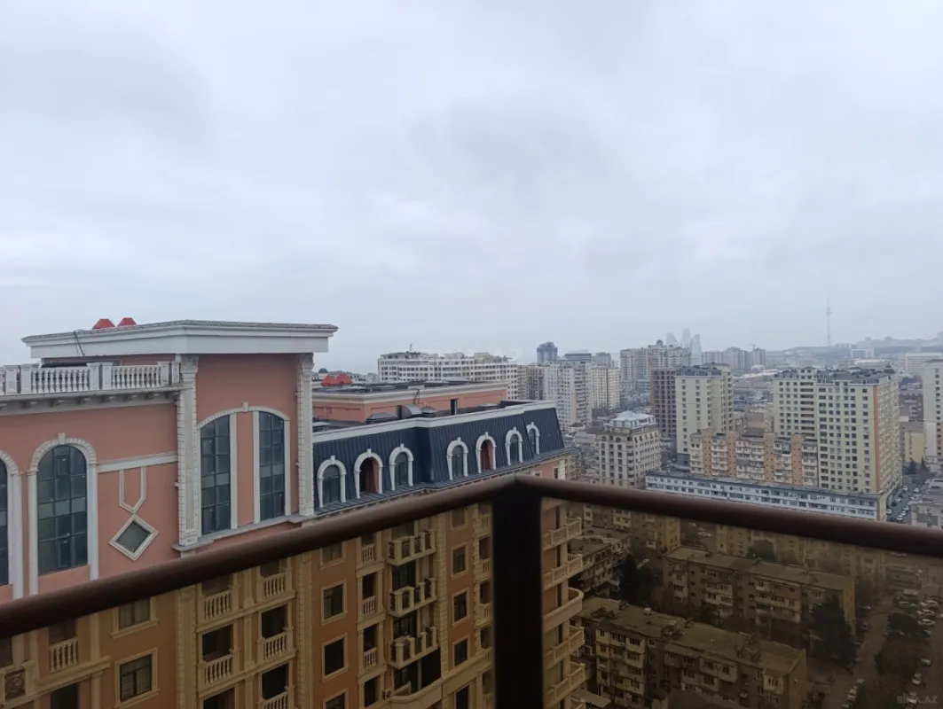 Satılır 4 otaqlı mənzil 272 m²