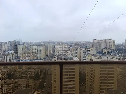 Satılır 4 otaqlı mənzil 272 m²