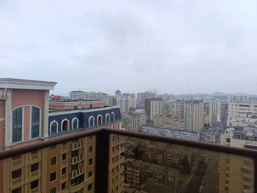 Satılır 4 otaqlı mənzil 272 m²