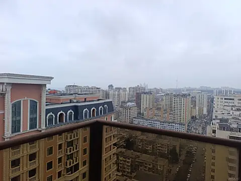 Satılır 4 otaqlı mənzil 272 m²