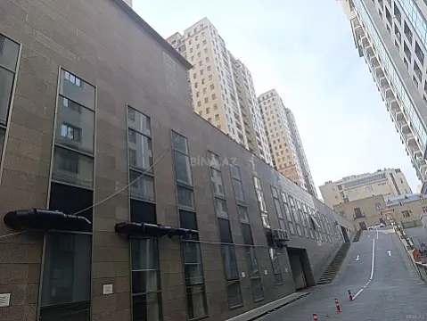 Satılır 4 otaqlı mənzil 272 m²