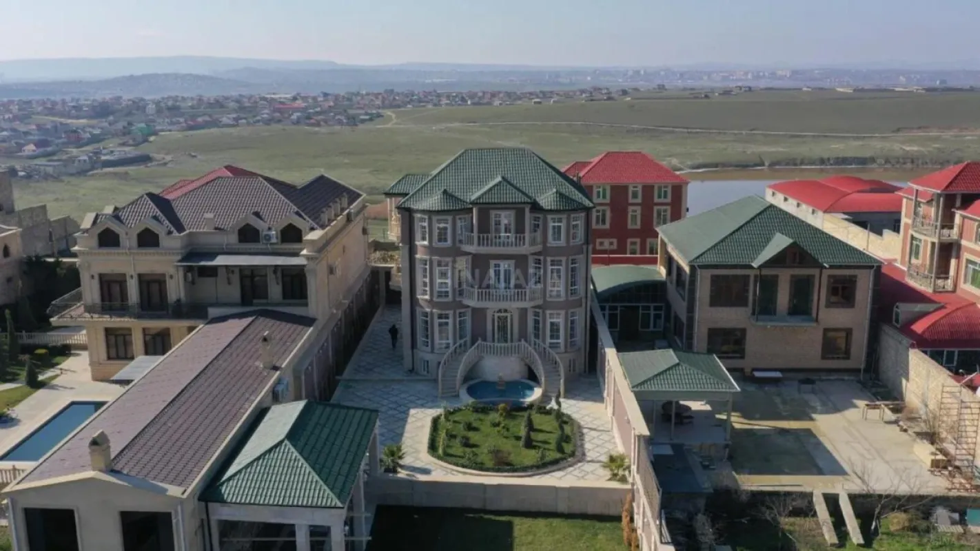 Satılır 10 otaqlı həyət evi 203 m²