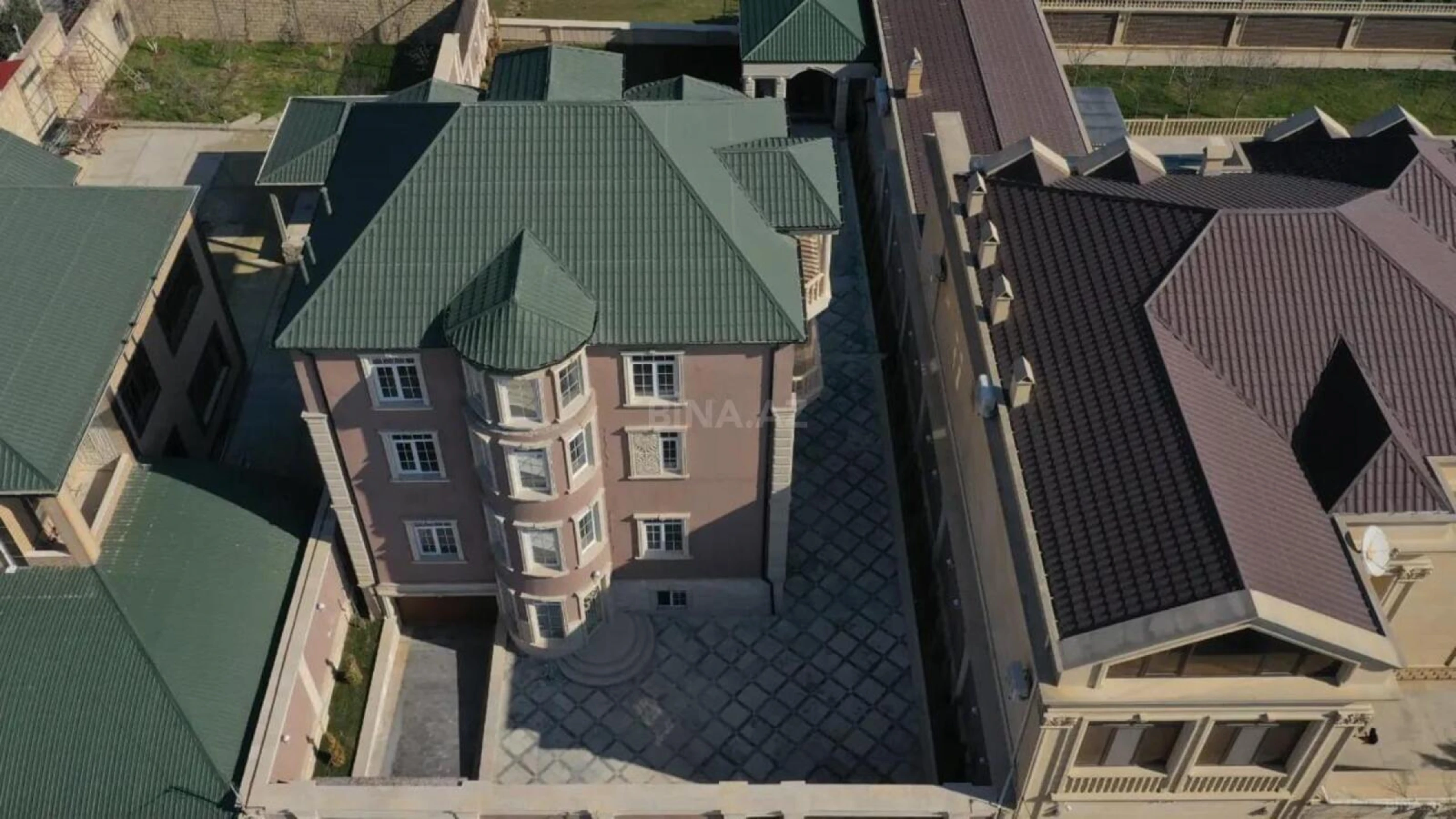 Satılır 10 otaqlı həyət evi 203 m²