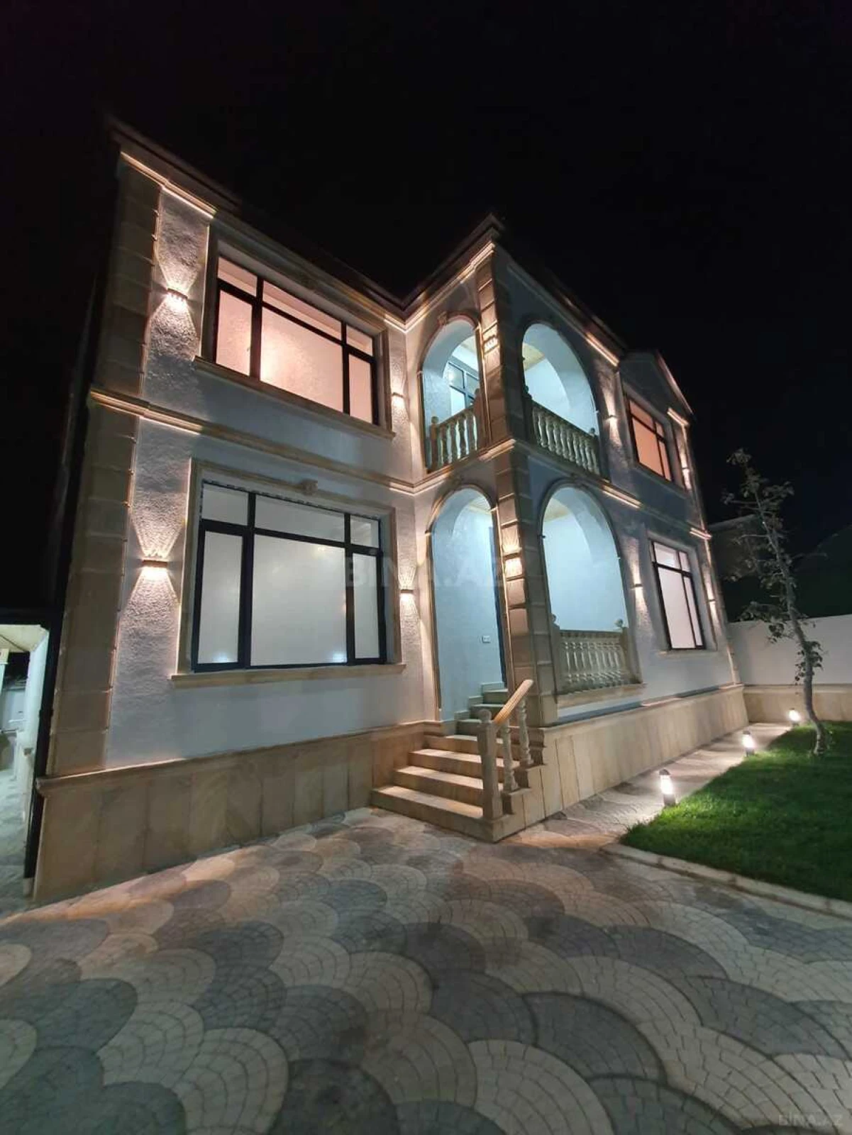 Satılır 6 otaqlı həyət evi 250 m²