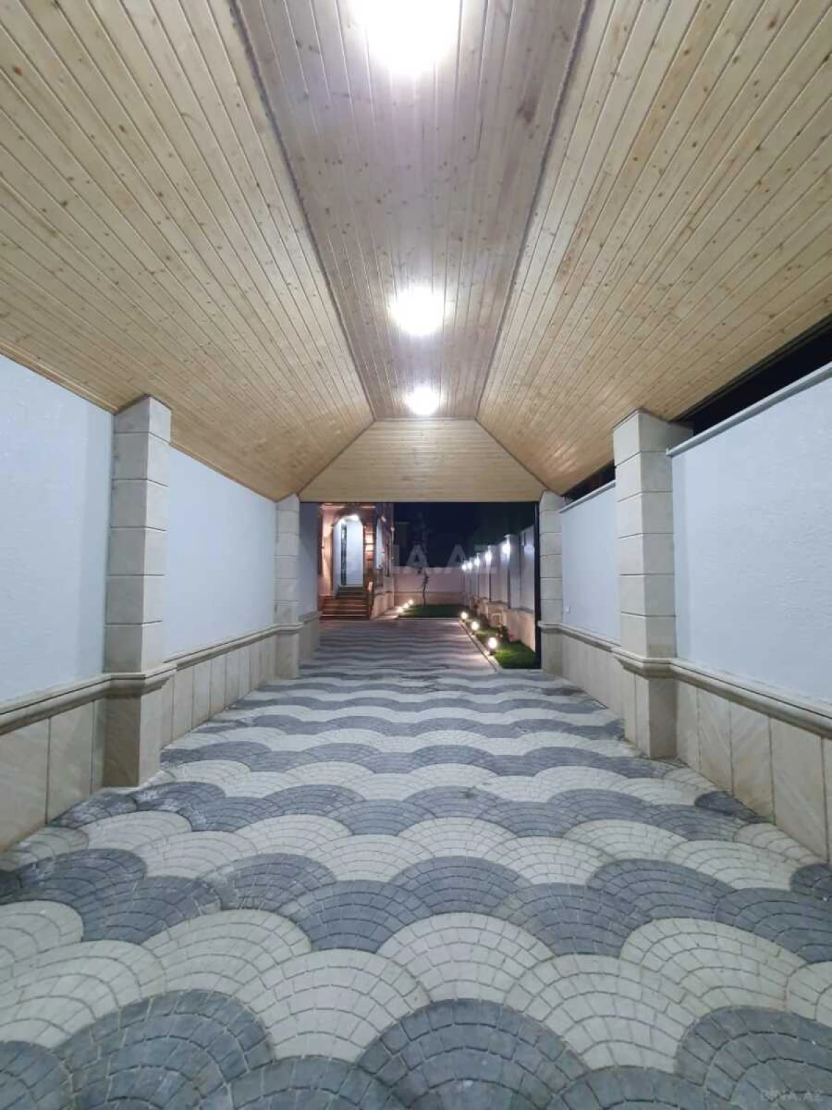 Satılır 6 otaqlı həyət evi 250 m²