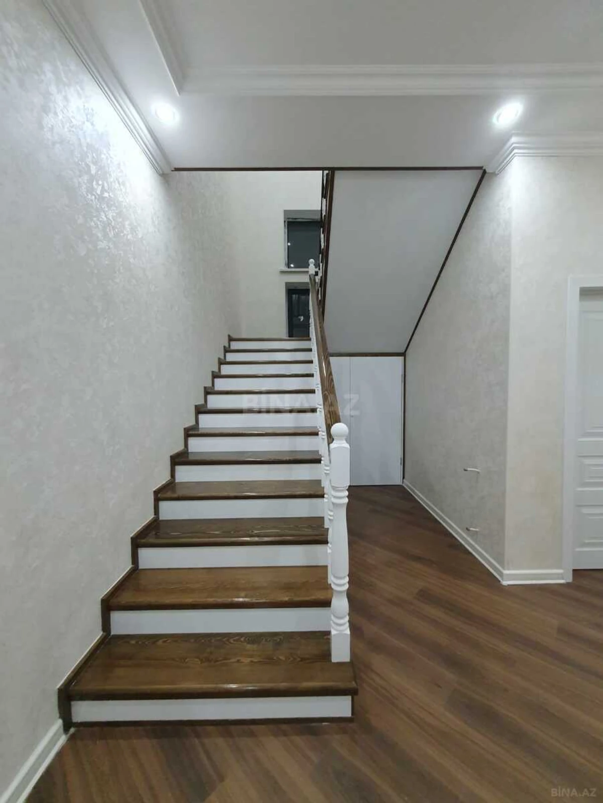 Satılır 6 otaqlı həyət evi 250 m²