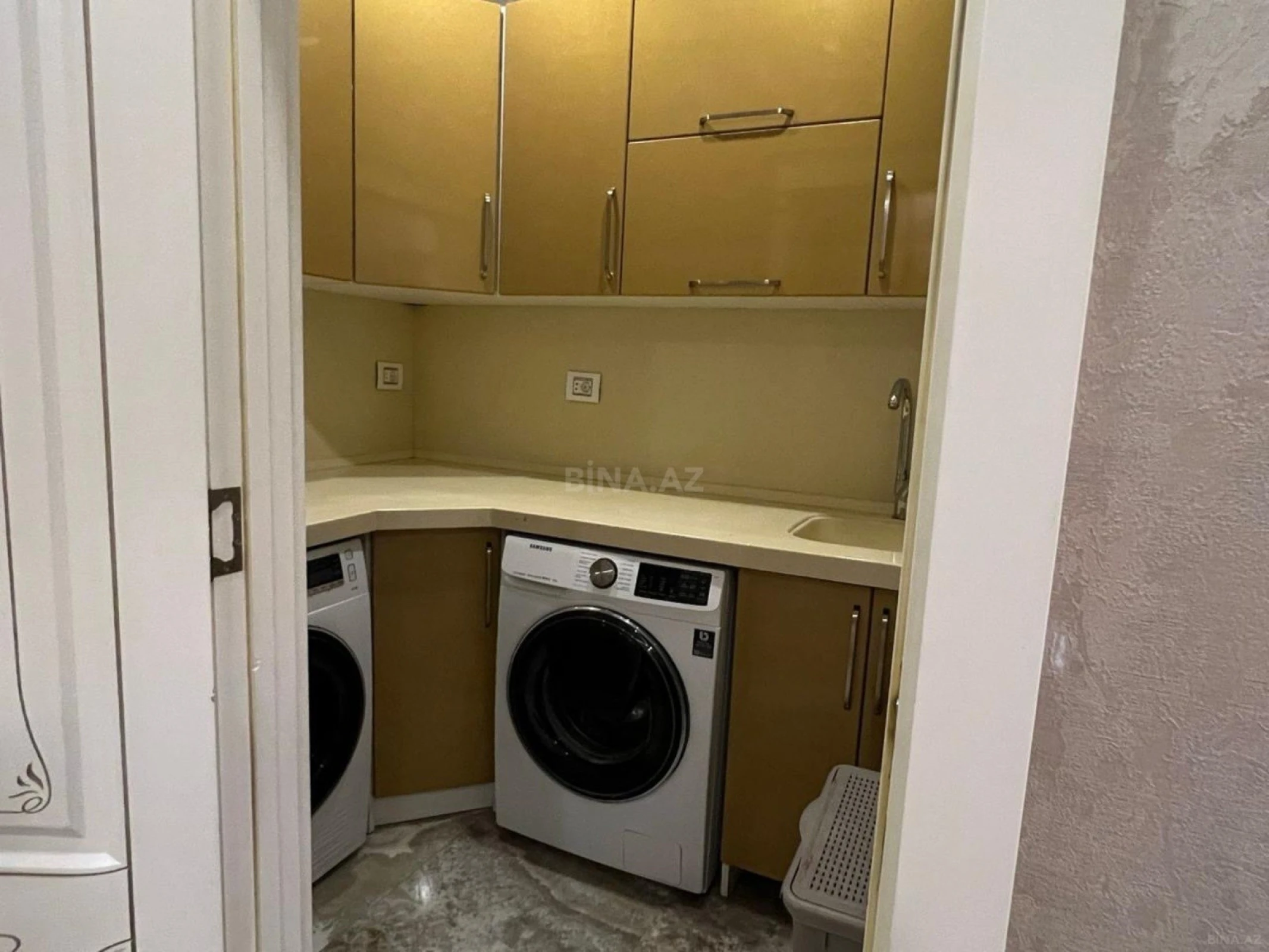 Kirayə verilir 4 otaqlı mənzil 181 m²