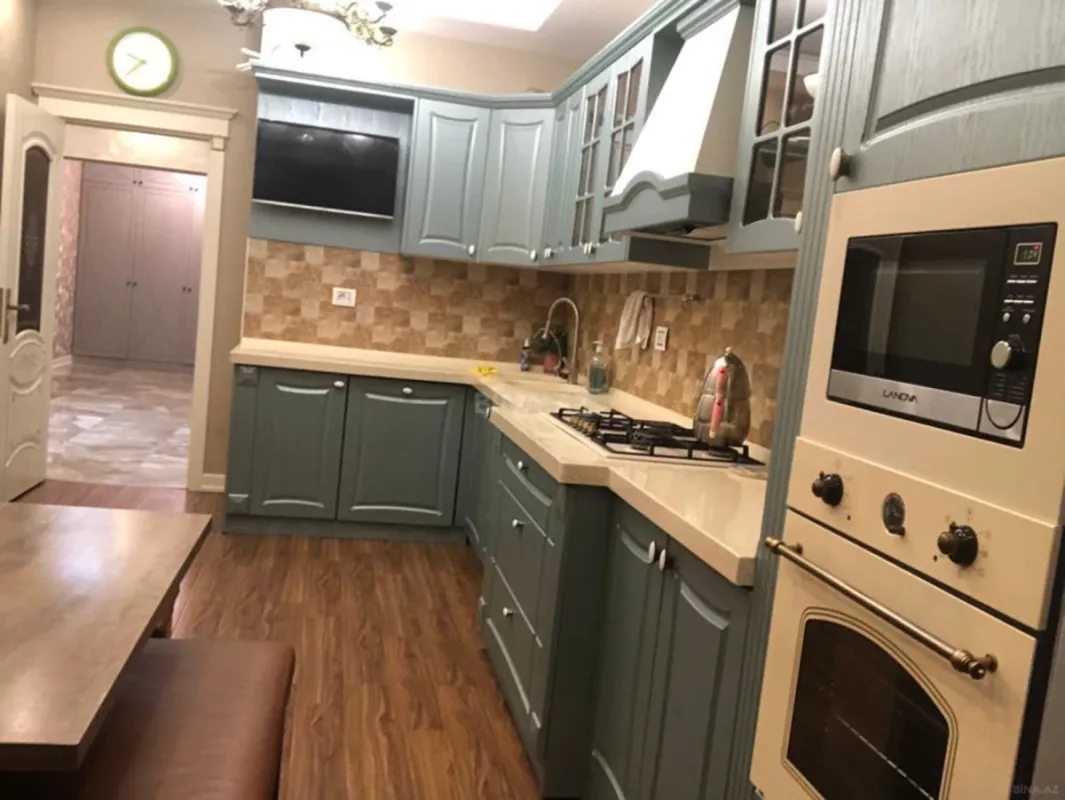 Kirayə verilir 4 otaqlı mənzil 181 m²