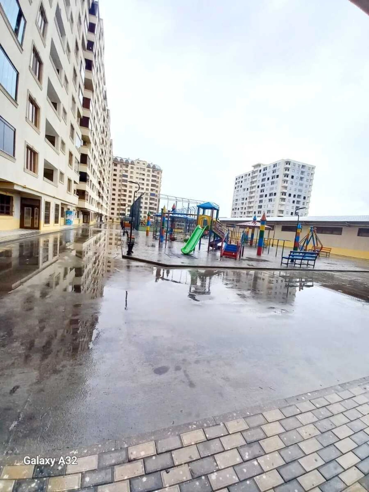 Satılır 3 otaqlı mənzil 130 m²