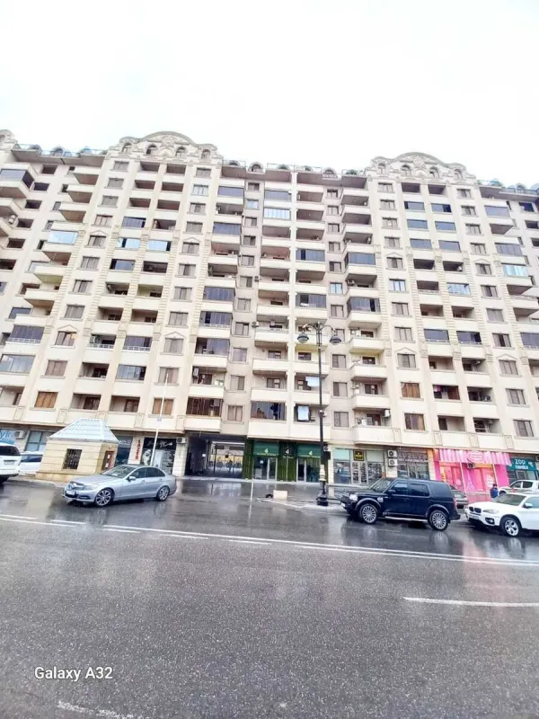 Satılır 3 otaqlı mənzil 130 m²
