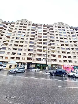 Satılır 3 otaqlı mənzil 130 m²
