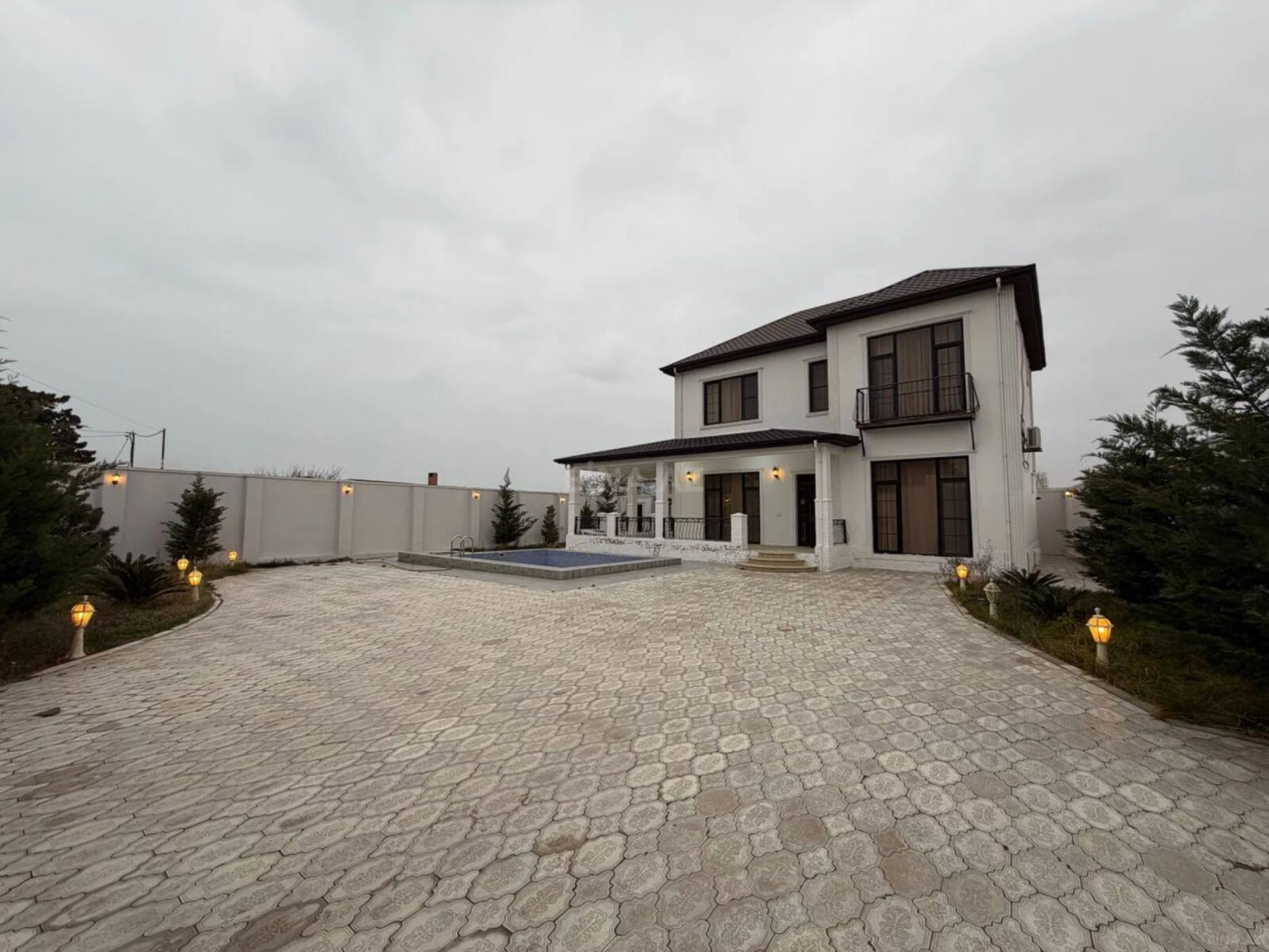 Satılır 5 otaqlı həyət evi 270 m²
