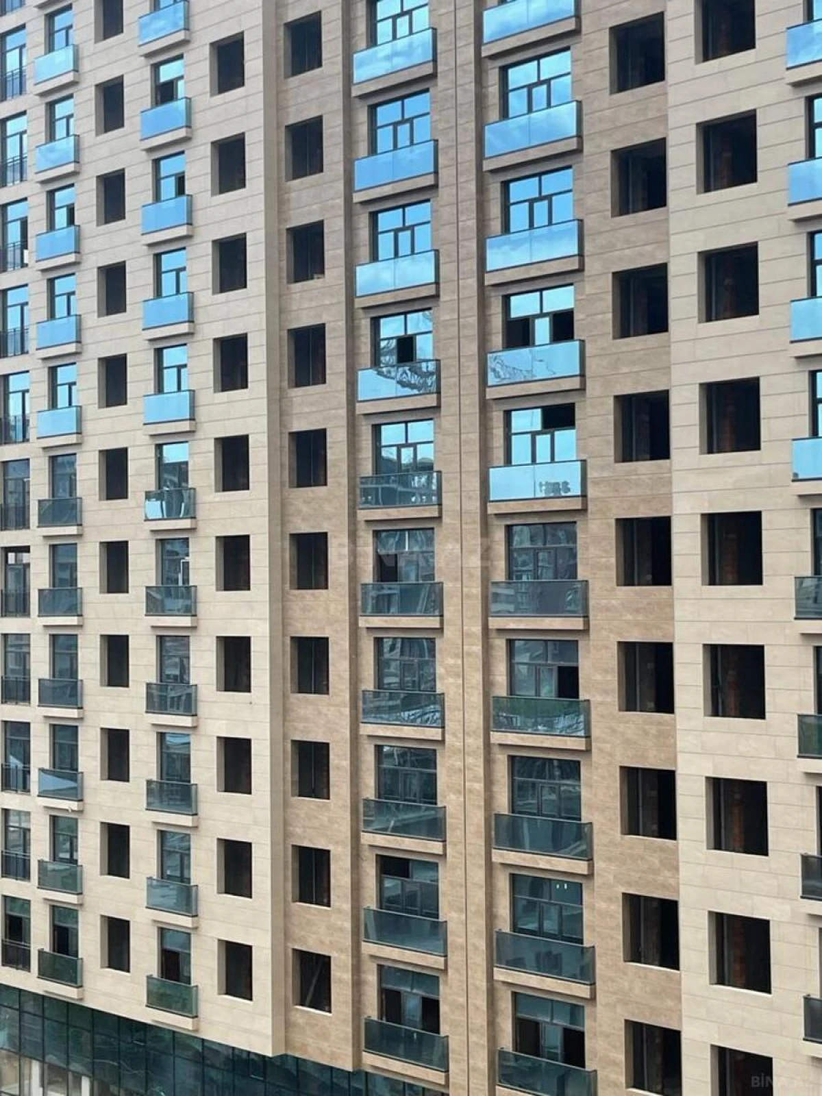 Satılır 4 otaqlı mənzil 200 m²